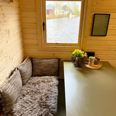 Tinyhouse Direkt Am Angeln Ruderboot Sup Sauna Und Hot Tub Twist